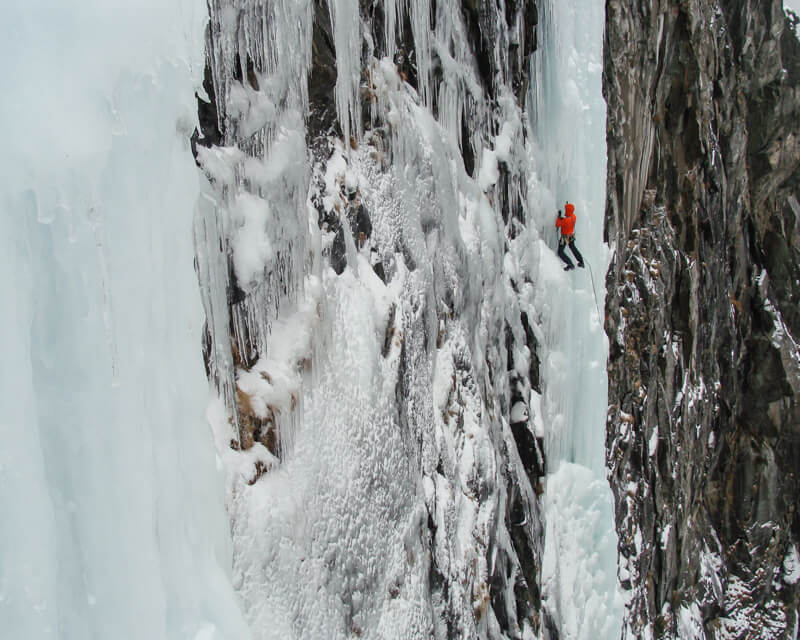 eisklettern-mit-bergfuehrer-von-alpinschule-bergpuls-1