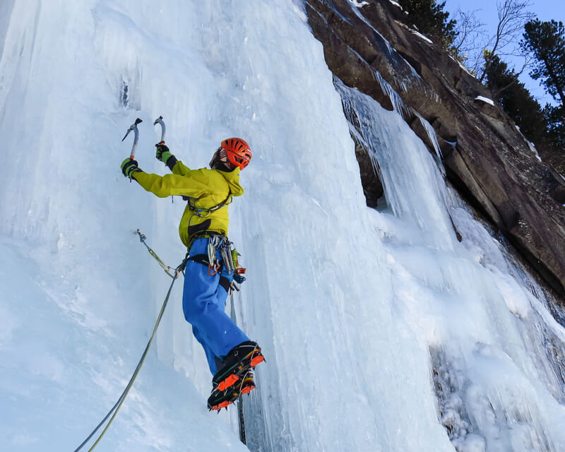 eisklettern-mit-bergfuehrer-von-alpinschule-bergpuls-2