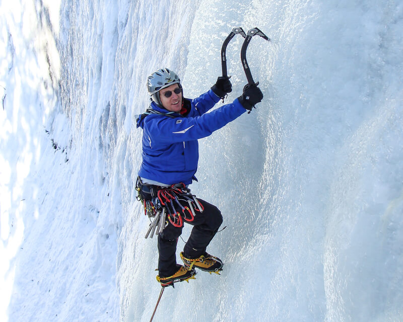 eisklettern-mit-bergfuehrer-von-alpinschule-bergpuls-3