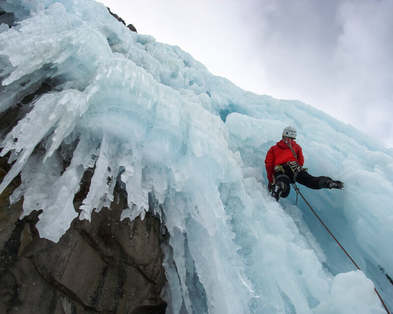 eisklettern-mit-bergfuehrer-von-alpinschule-bergpuls-4