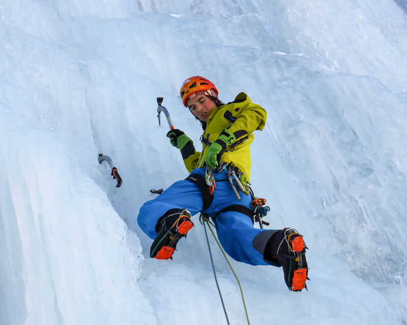 eisklettern-mit-bergfuehrer-von-alpinschule-bergpuls-2