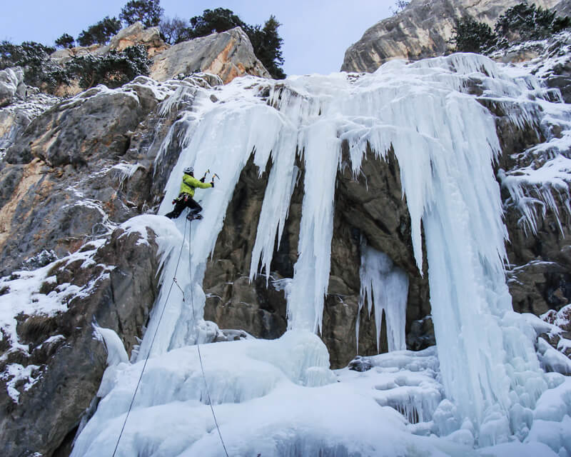 eisklettern-mit-bergfuehrer-von-alpinschule-bergpuls-3