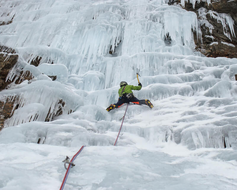 eisklettern-mit-bergfuehrer-von-alpinschule-bergpuls-4