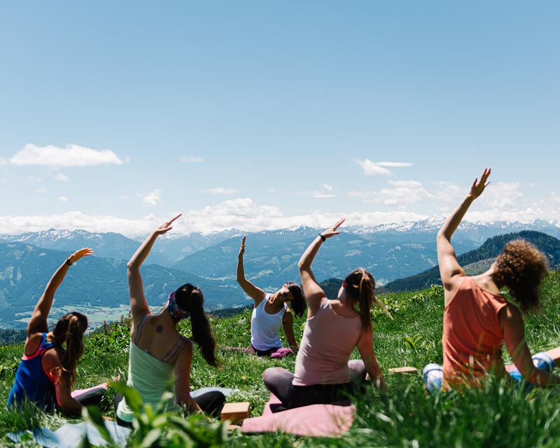 Lisa Guhl praktiziert Forrest Yoga am Berg, Wörschachwald, Österreich am 06.06.2020. Copyright: Lisa-Marie Reiter