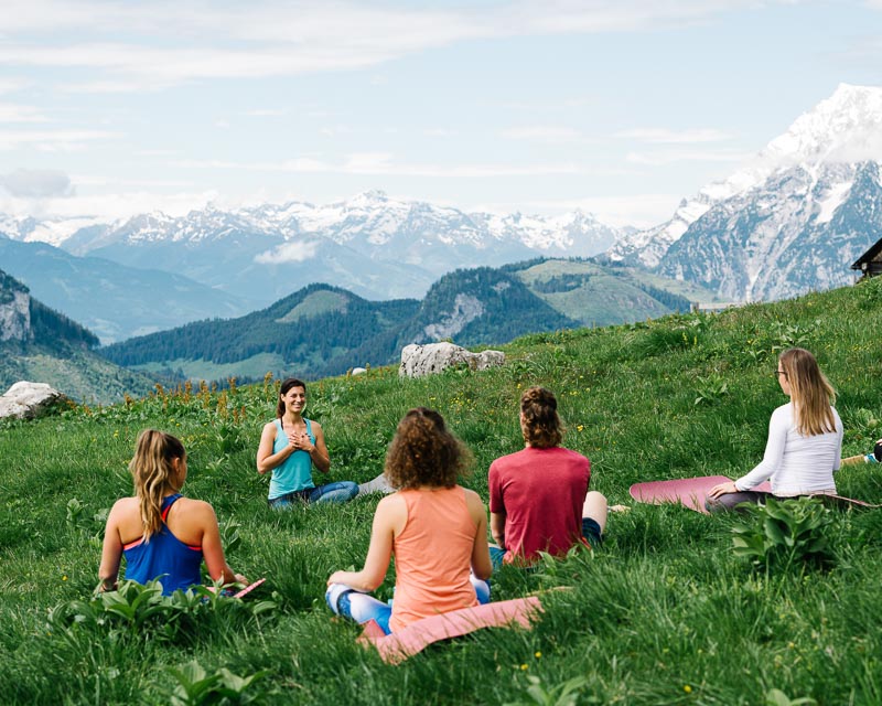 Lisa Guhl praktiziert Forrest Yoga am Berg, Wörschachwald, Österreich am 06.06.2020. Copyright: Lisa-Marie Reiter