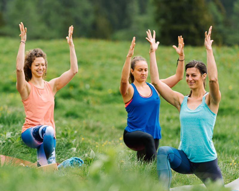 Lisa Guhl praktiziert Forrest Yoga am Berg, Wörschachwald, Österreich am 06.06.2020. Copyright: Lisa-Marie Reiter